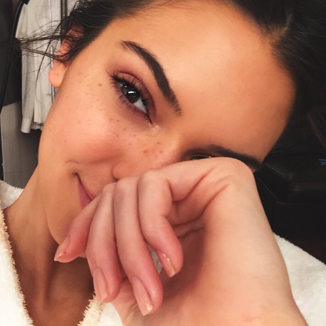 KENDALL JENNER SHOWING OFF HER FRECKLES